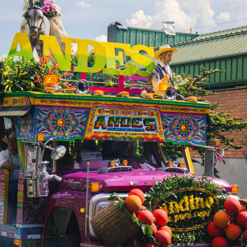 Chiva artesanal decorada con flores en el Desfile de Chivas y Flores, Feria de las Flores Medellín