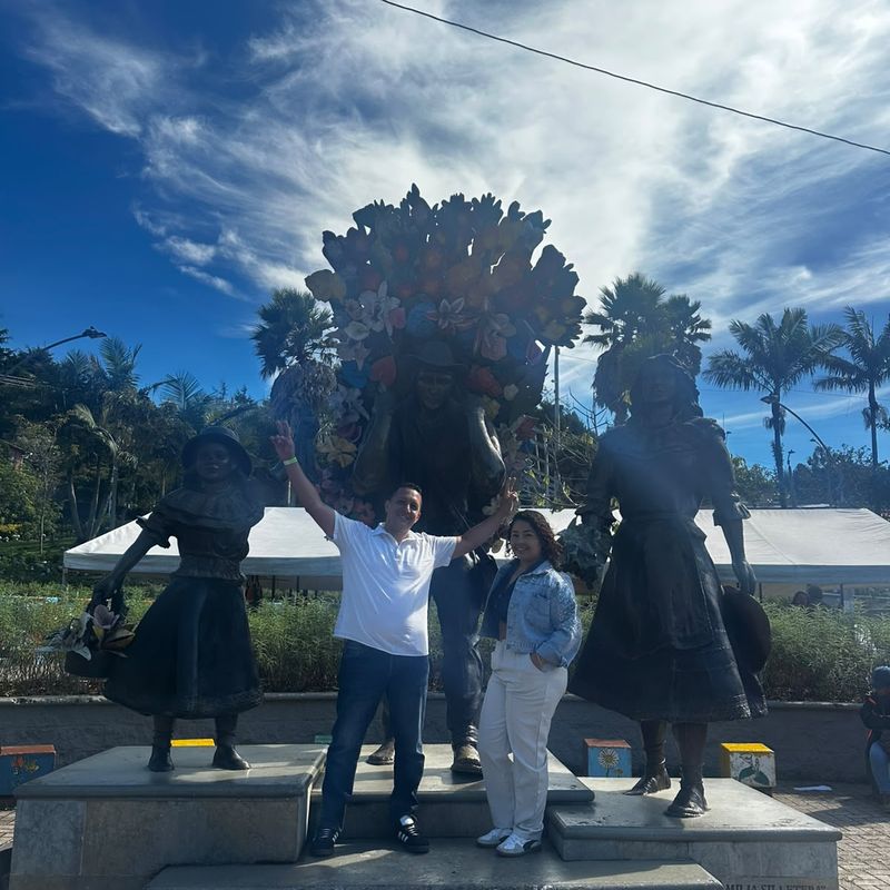 Equipo de Mi Maleta Travel en el Monumento a la Familia Silletera, Medellín